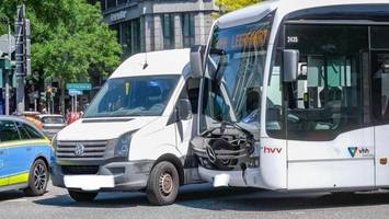 kleintransporter wendet illegal – und kollidiert mit bus