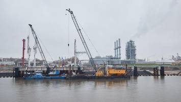 LNG-Terminalschiff unterwegs - Start in Stade ungewiss