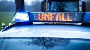 lkw mit 640 schweinen verunglückt – a24 nach berlin gesperrt