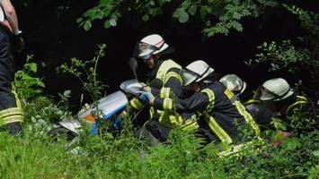 Mann (71) fährt mit Roller Böschung runter – schwer verletzt