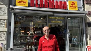 Tabakwaren: Ortwin Henkmann verlässt den Laden im Sachsentor