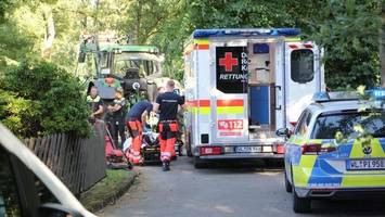 Trecker erfasst 60-Jährigen beim Rasenmähen – Notarzt im Einsatz