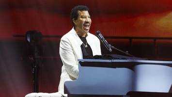 zeitreise mit perfektem sound: lionel richie im fan-duett