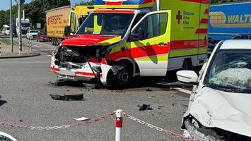 Crash zwischen Rettungswagen und Auto – langer Stau auf der B73