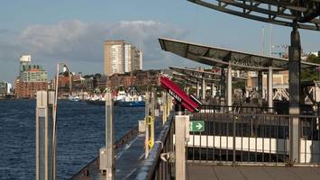 Männliche Leiche treibt an den Landungsbrücken im Wasser