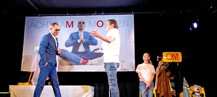 „achtsam morden“ auf der sommerwiese ist spannendes theater voller witz