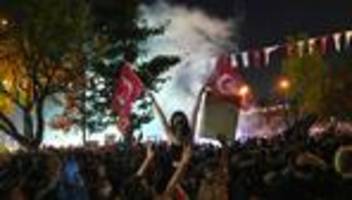 Ekrem İmamoğlu: 10.000 Menschen demonstrieren in Istanbul gegen Absetzung von İmamoğlu