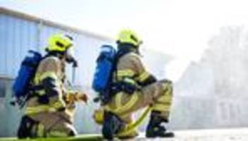 Feuer in Bremen: Großbrand einer Lagerhalle - Anwohner sollen Rauch meiden