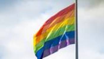 Flaggen-Diskussion: Merz zu Regenbogenfahne am CSD: Bundestag kein Zirkuszelt