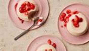 Mandel-Panna-cotta mit Erdbeeren: Stückchenwerk vom Feinsten