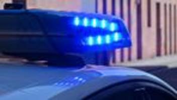 Verkehr: Autofahrer räumt Pylonen weg und fährt in Unfallbereich