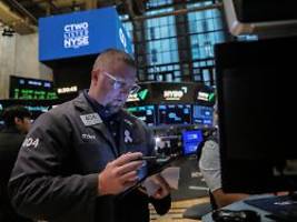 trump setzt tesla zu: zollsorgen und fed-bedenken bremsen nasdaq-rally