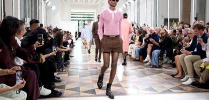 Modetrend: Buttergelb und Flieder prägen die aktuelle Herrenmode
