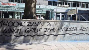 Graffiti-Sprayer verschandeln Rathaus mit mysteriöser Botschaft