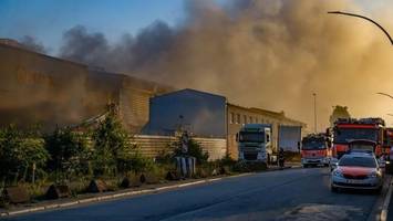 großbrand in billbrook: riesige rauchwolke über hamburg zu sehen