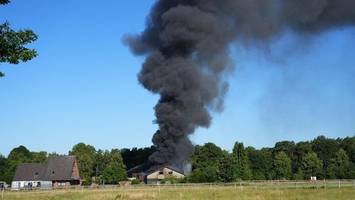 Lagerhalle an der A1 in Flammen – Feuerwehr im Großeinsatz