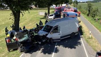 transporter-fahrer gerät in gegenverkehr – frau im dacia eingeklemmt