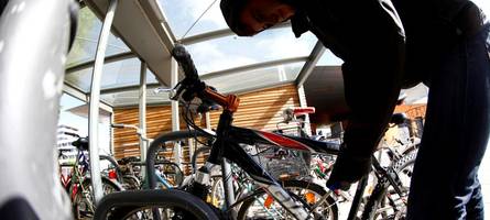 unbekannte täter stehlen fahrrad-teile am hochzoller bahnhof