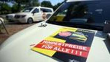 Autokorsos: Hunderte Taxifahrer fordern Mindestpreise für alle Anbieter