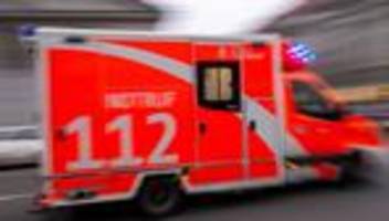 Betriebsunfall: Arbeiter zwischen Radlader und Hauswand eingeklemmt