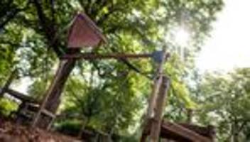Burgenlandkreis: Autofahrer fährt gegen Kletterturm auf Spielplatz und stirbt