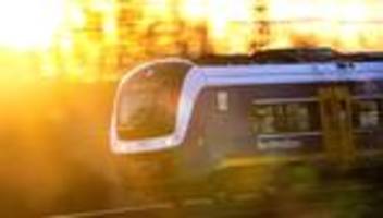 Klimaanlage defekt: 48 Bahnreisende sitzen stundenlang bei Hitze in Bahn fest