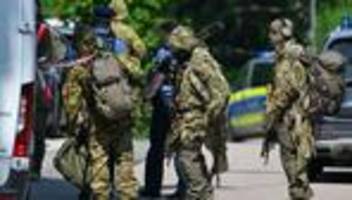 Messerangriff auf Polizei: Mit Kindern verschanzt - Mann soll vor den Haftrichter