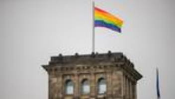 Regenbogenflagge auf dem Bundestag: Parteien und Verbände kritisieren Friedrich Merz' Zirkuszelt-Aussage