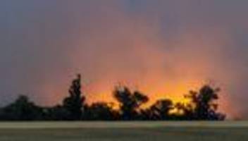 Sachsen und Brandenburg: Waldbrand in Gohrischheide eskaliert - Evakuierungen