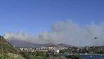 Türkei: Brand in türkischer Ägäis - Flammen bedrohen Wohnhäuser