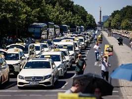 autokorsos in mehreren städten: taxi-fahrer demonstrieren gegen uber und co.