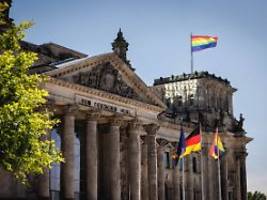 Umstrittener Klöckner-Beschluss: Merz zu Debatte um Regenbogen-Fahne: Bundestag ist kein Zirkuszelt