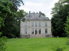zuschlag für mindestgebot: villa von karl lagerfeld bei versteigerung kaum begehrt