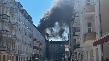 brand in mehrfamilienhaus – bewohner retten sich über gerüst