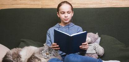 Niedersachsen: Tierheimprojekt »Kinder lesen Katzen vor«: Wenn Zoe ihren Katzen etwas über Außerirdische vorliest