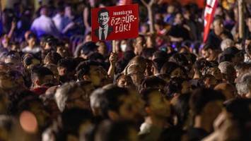 istanbul: tausende demonstrieren gegen İmamoğlu-verhaftung