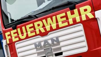 nächtliche gartenarbeiten unter flutlicht: baum fängt feuer