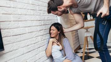 Schlug er seine Freundin, während sie das Baby hielt?