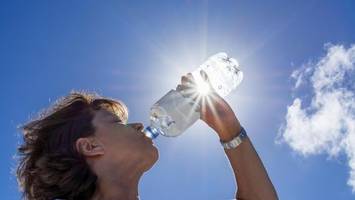 Statt Wasser: Arzt empfiehlt dieses Getränk bei extremer Hitze