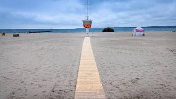 tod in travemünde: 73-jähriger treibt leblos in der ostsee