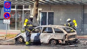 Mercedes geht bei der Fahrt in Flammen auf und brennt aus
