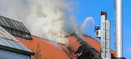 dachstuhl-brand löst großeinsatz der feuerwehr aus