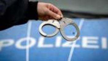 Polizeieinsatz: Mann zielt mit Waffe von Balkon und wird festgenommen