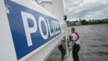 Unfälle: Drei Männer kentern mit Mietmotorboot - Sportboot sinkt
