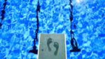 Vielfalt sichtbar machen: Stadt Büren verteidigt Jugendschutz-Kampagne im Freibad