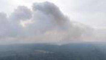 Waldbrand: Feuer in Gohrischheide: Hubschrauber erkundet Brandfläche