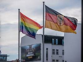 Doppelter Anlass: Verteidigungsministerium hisst Regenbogenflagge
