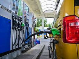 Liter bis zu 57 Cent teurer: ADAC: Autobahntankstellen in der Urlaubszeit besser meiden