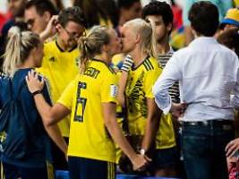 Mehrere Paare bei der Fußball-EM: Sie treten und sie küssen sich