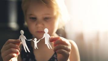 Trennung mit Kindern: Therapeut teilt 6 Tipps & eigene Fehler